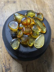 Set d'ogham gravé sur ambre